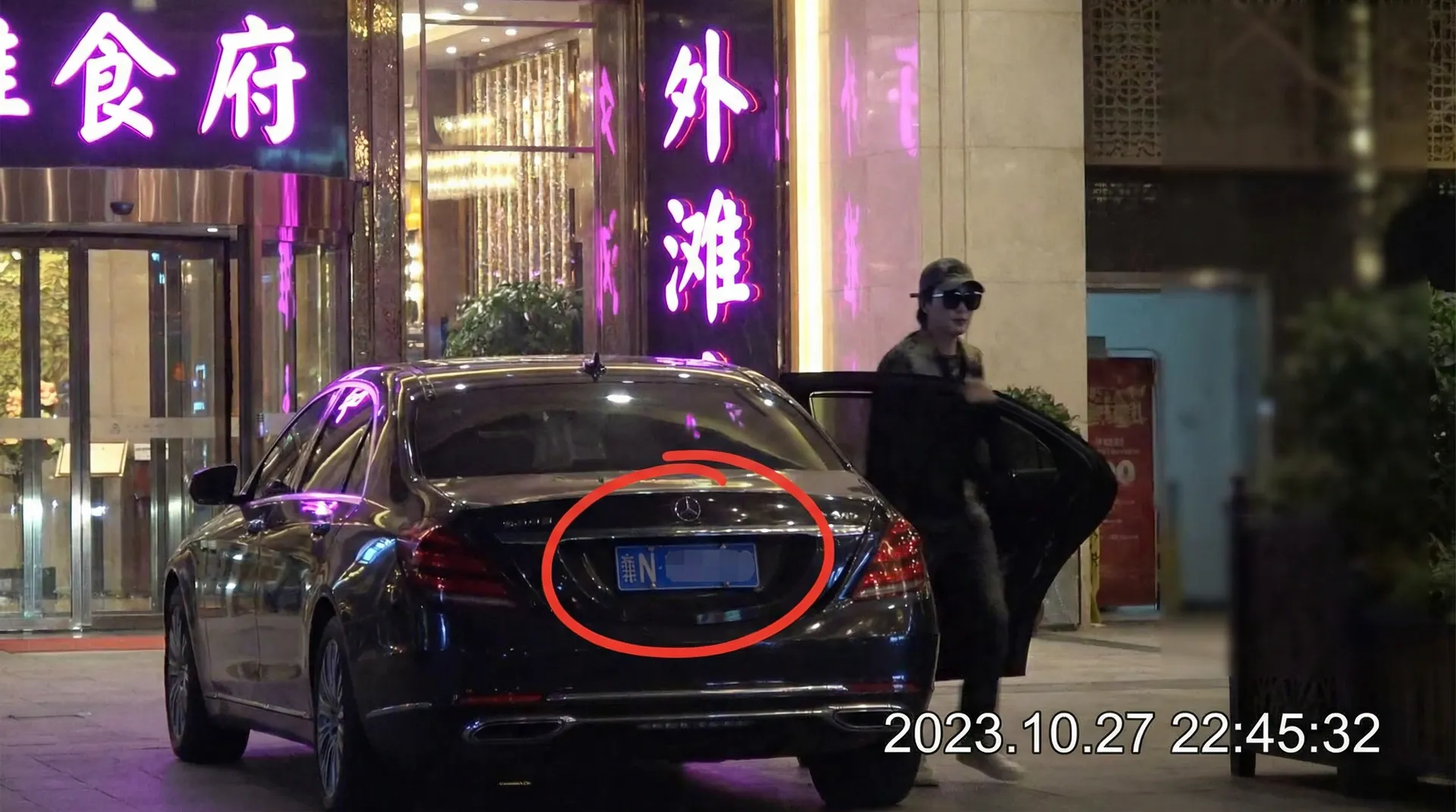 博喜体育全站平台 - 豪车餐厅外被拍